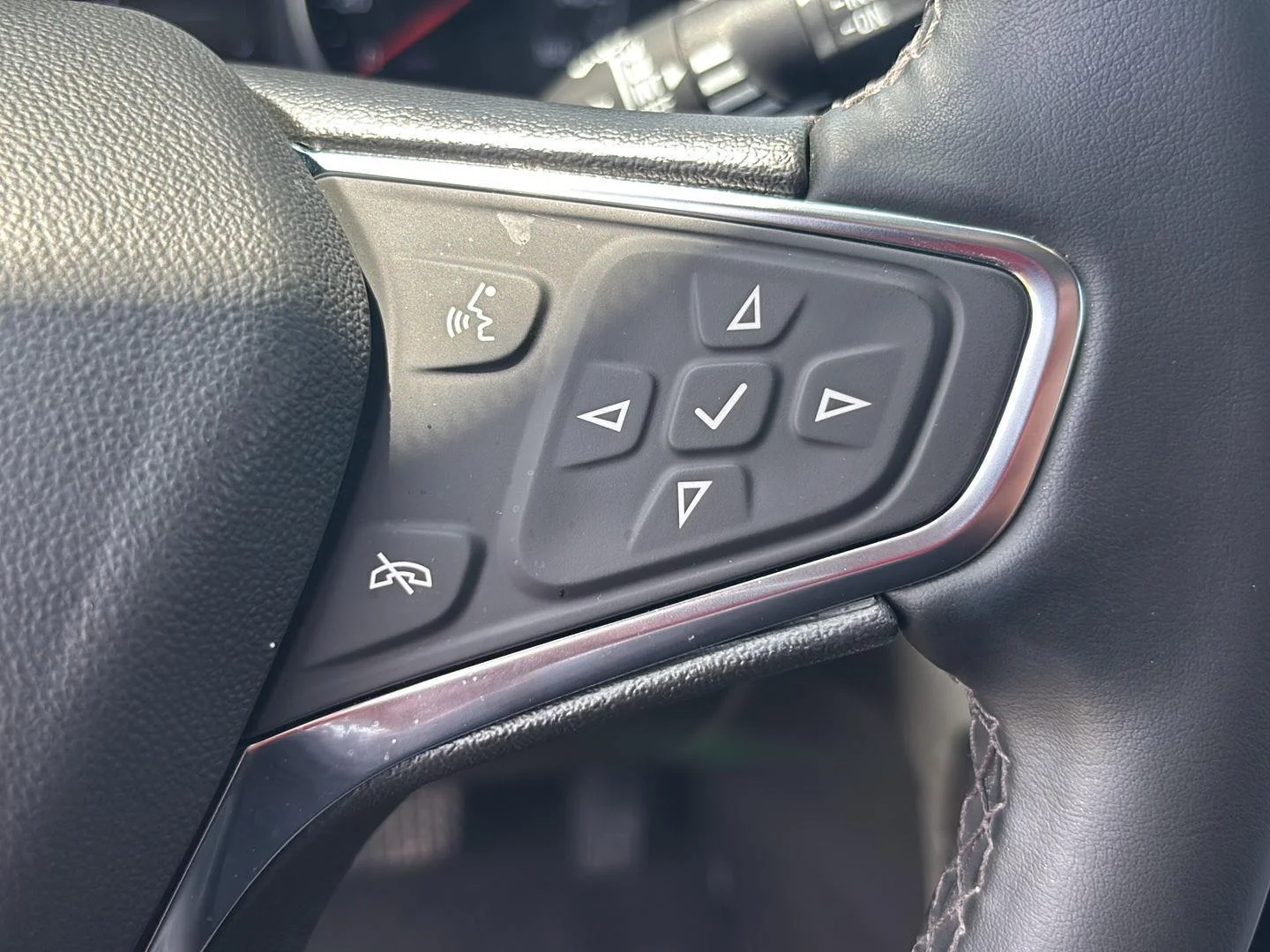 Used 2024 Summit White Chevrolet LT image 22