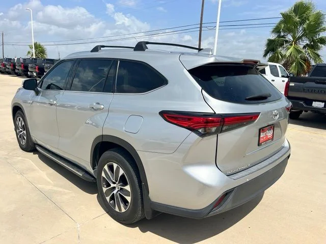 Used 2021 Silver Toyota XLE image 4