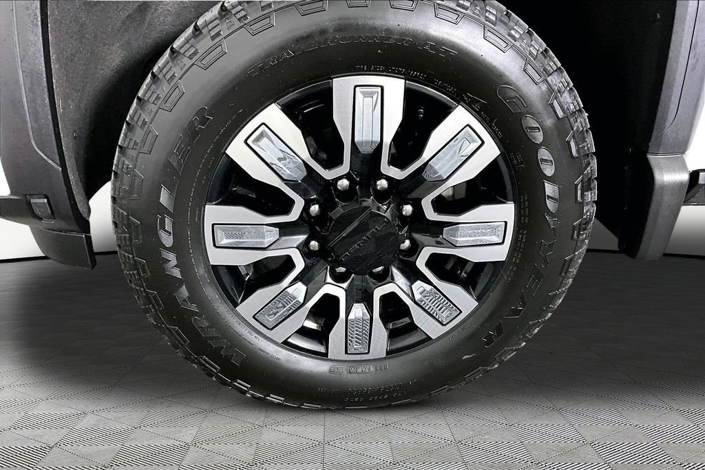 Used 2025 White GMC Denali image 32