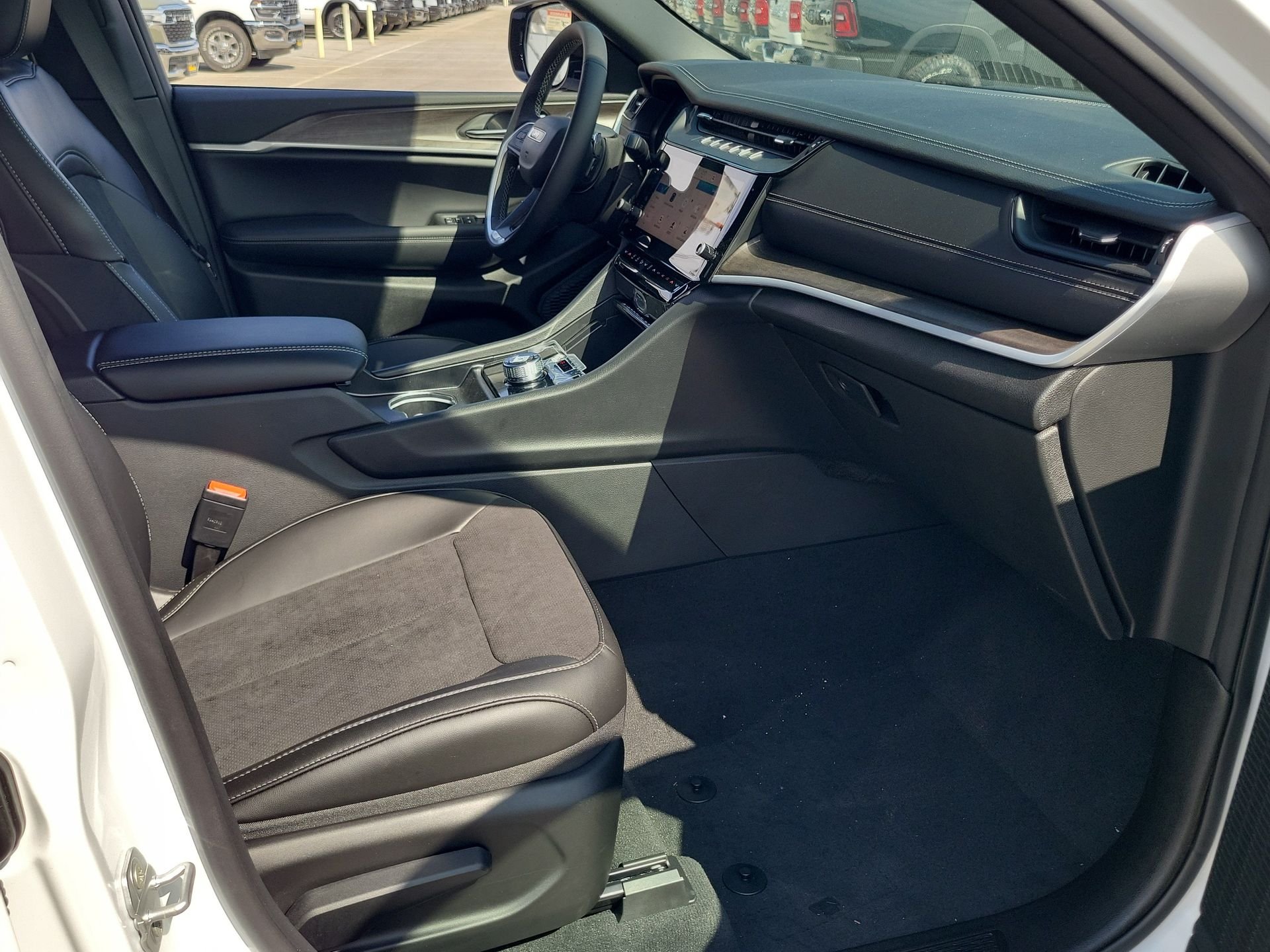 New 2026 Bright White Clear-Coat Exterior Paint Jeep Altitude image 12