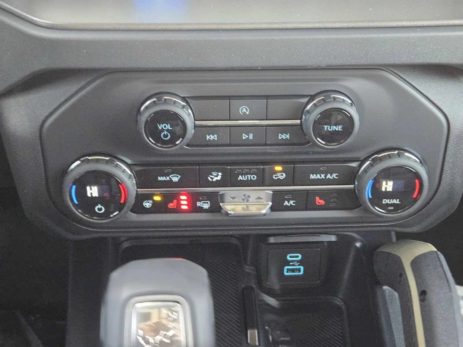 New 2025 Desert Sand Ford Badlands® image 13