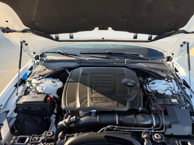 Used 2024  Jaguar R-Dynamic SE image 20