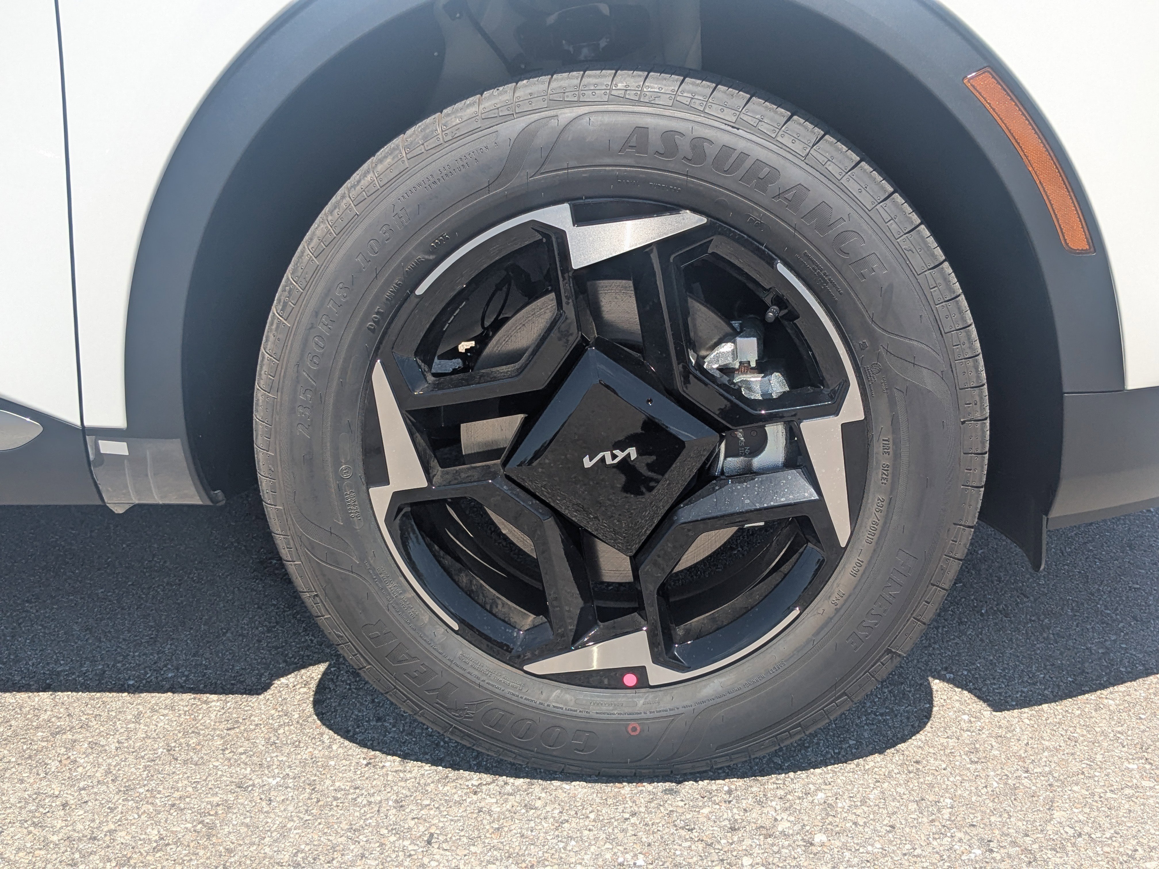New 2026 Snow White Pearl Kia EX image 11