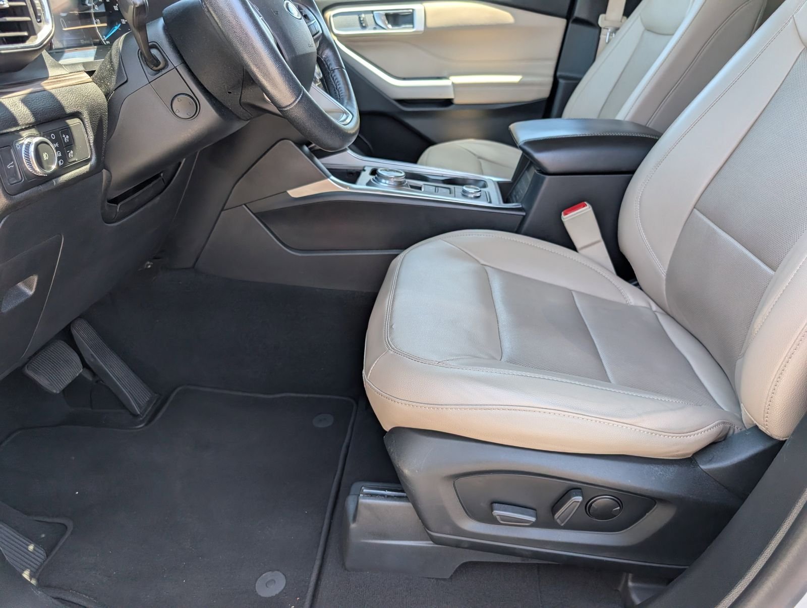 Used 2021 White Metallic Ford Limited image 15