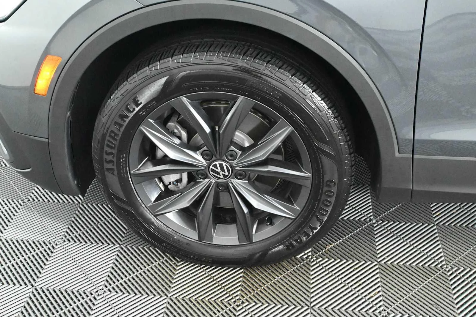 Certified Used 2024 Platinum Gray Metallic Volkswagen SE image 30