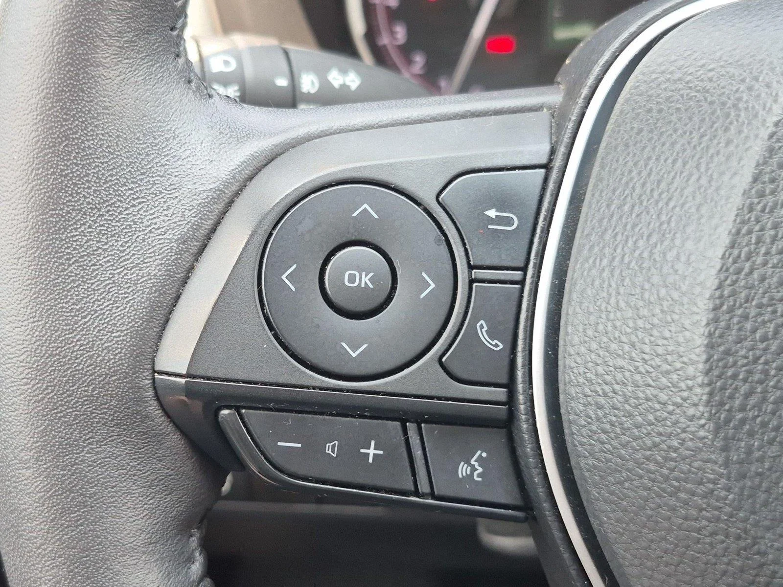 Used 2023 Wind Chill Pearl Toyota XLE Premium image 20