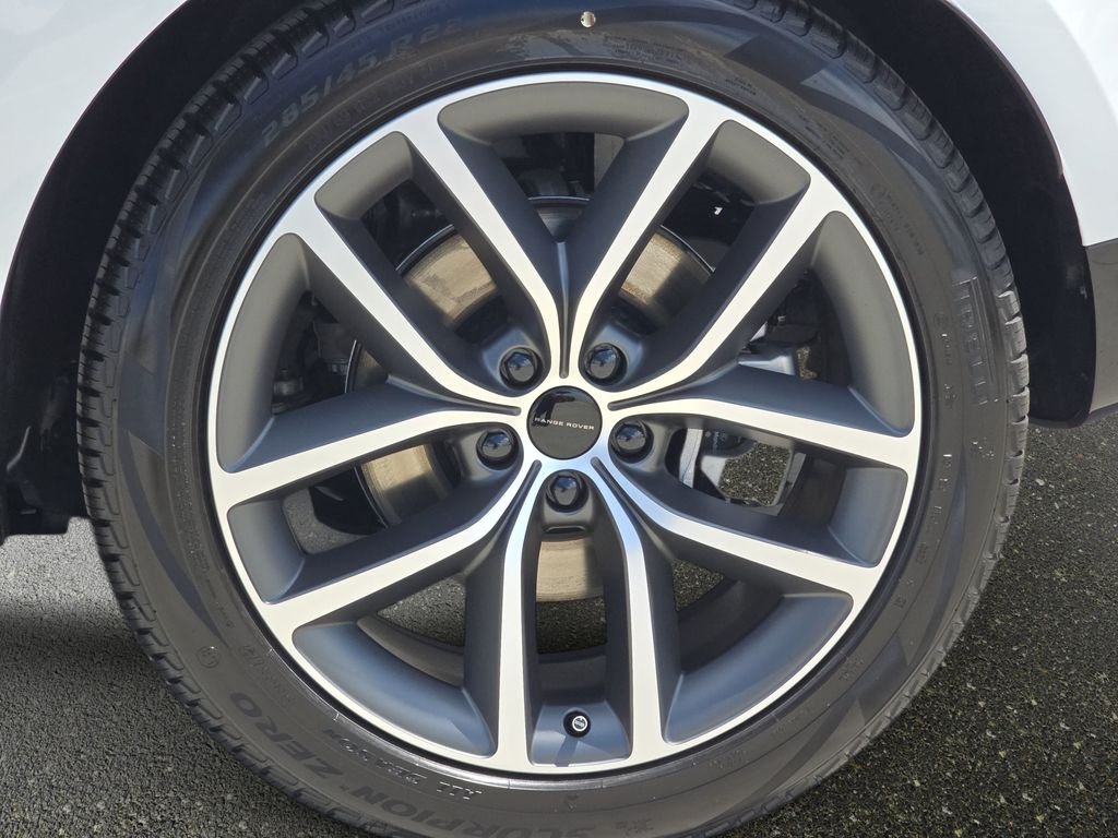 New 2026 Fuji White Land Rover SE image 36