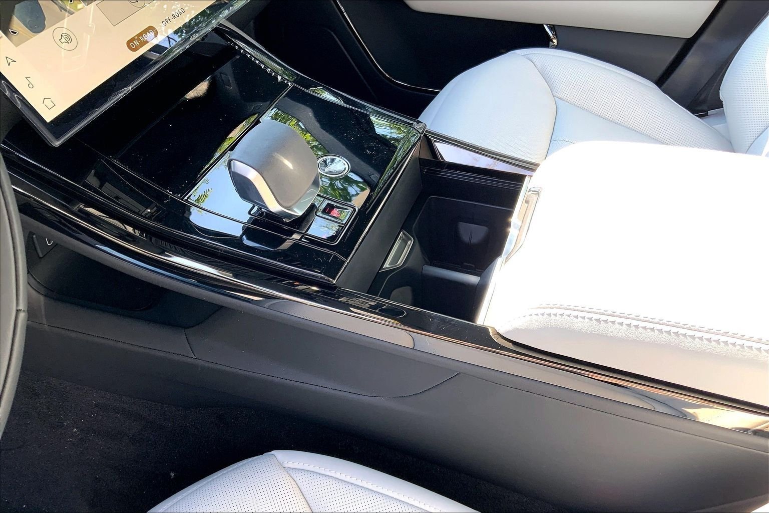 New 2026 Santorini Black Land Rover SE image 7