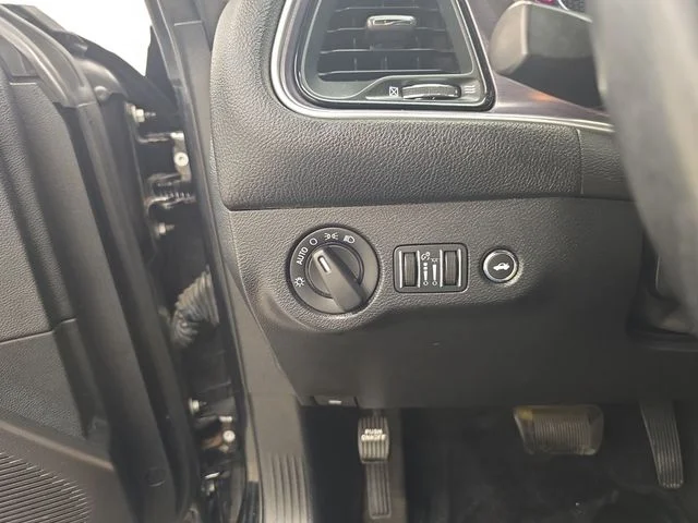 Used 2015 Pitch Black Clearcoat Dodge SXT image 26