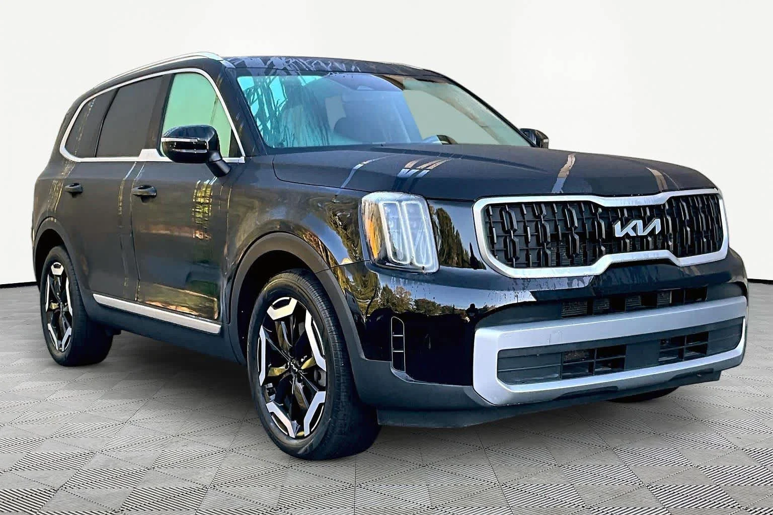 Used 2023 Ebony Black Kia EX image 3