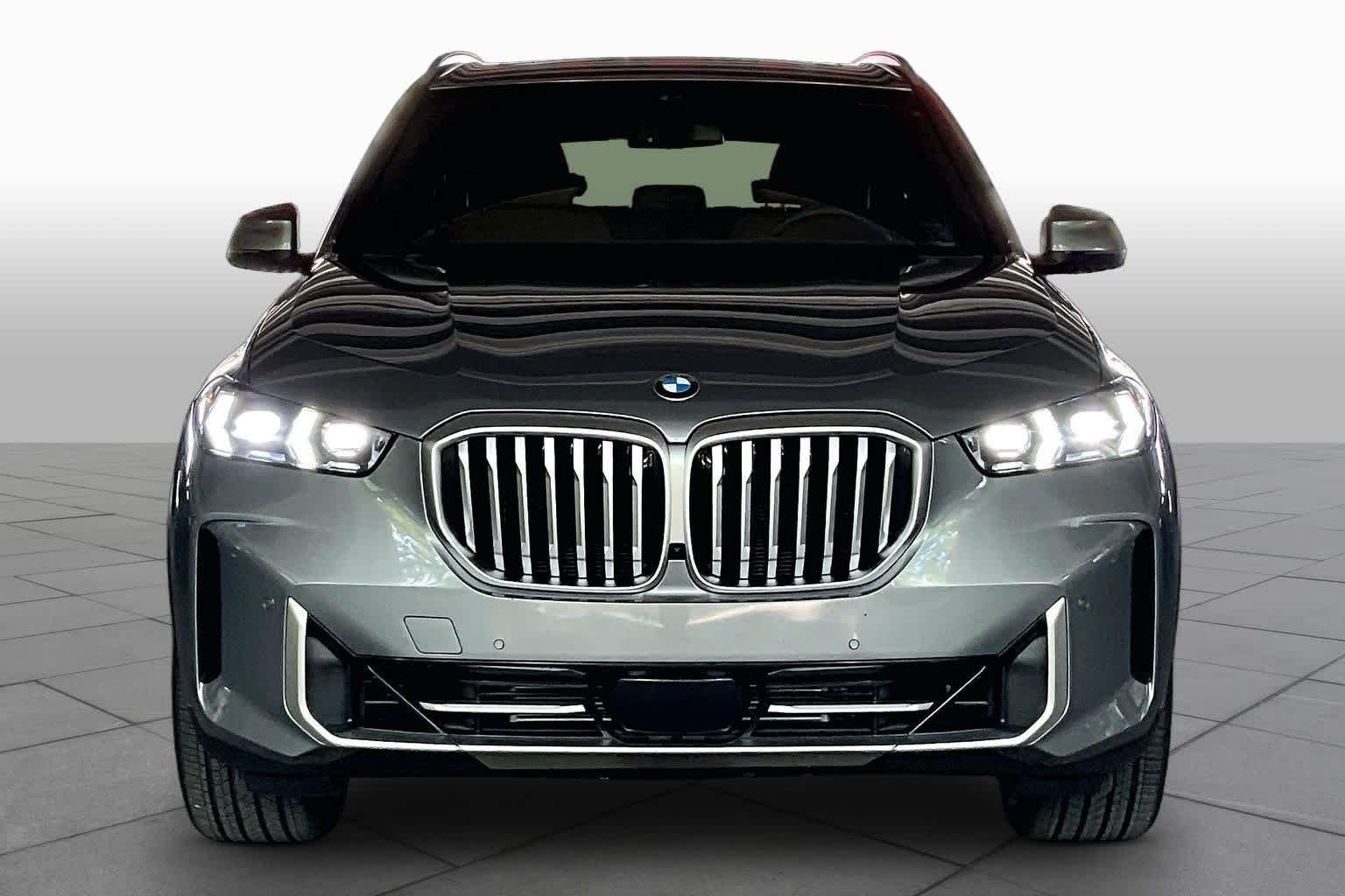 Used 2026 Skyscraper Grey Metallic BMW sDrive40i image 3