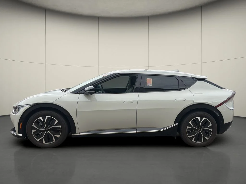 Used 2023 White Kia Wind image 4