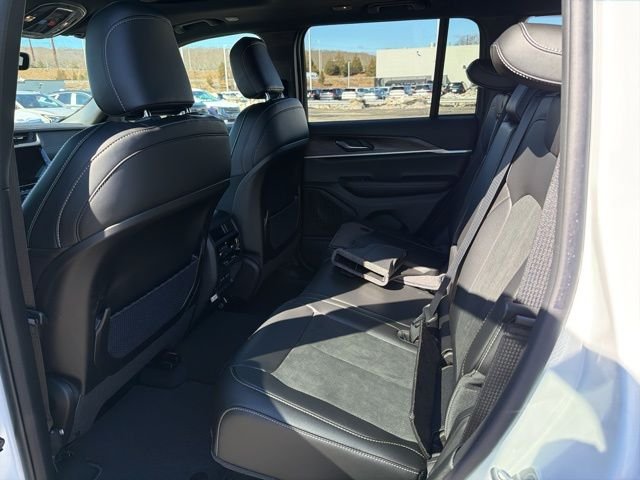 New 2026 Bright White Clear-Coat Exterior Paint Jeep Altitude image 10