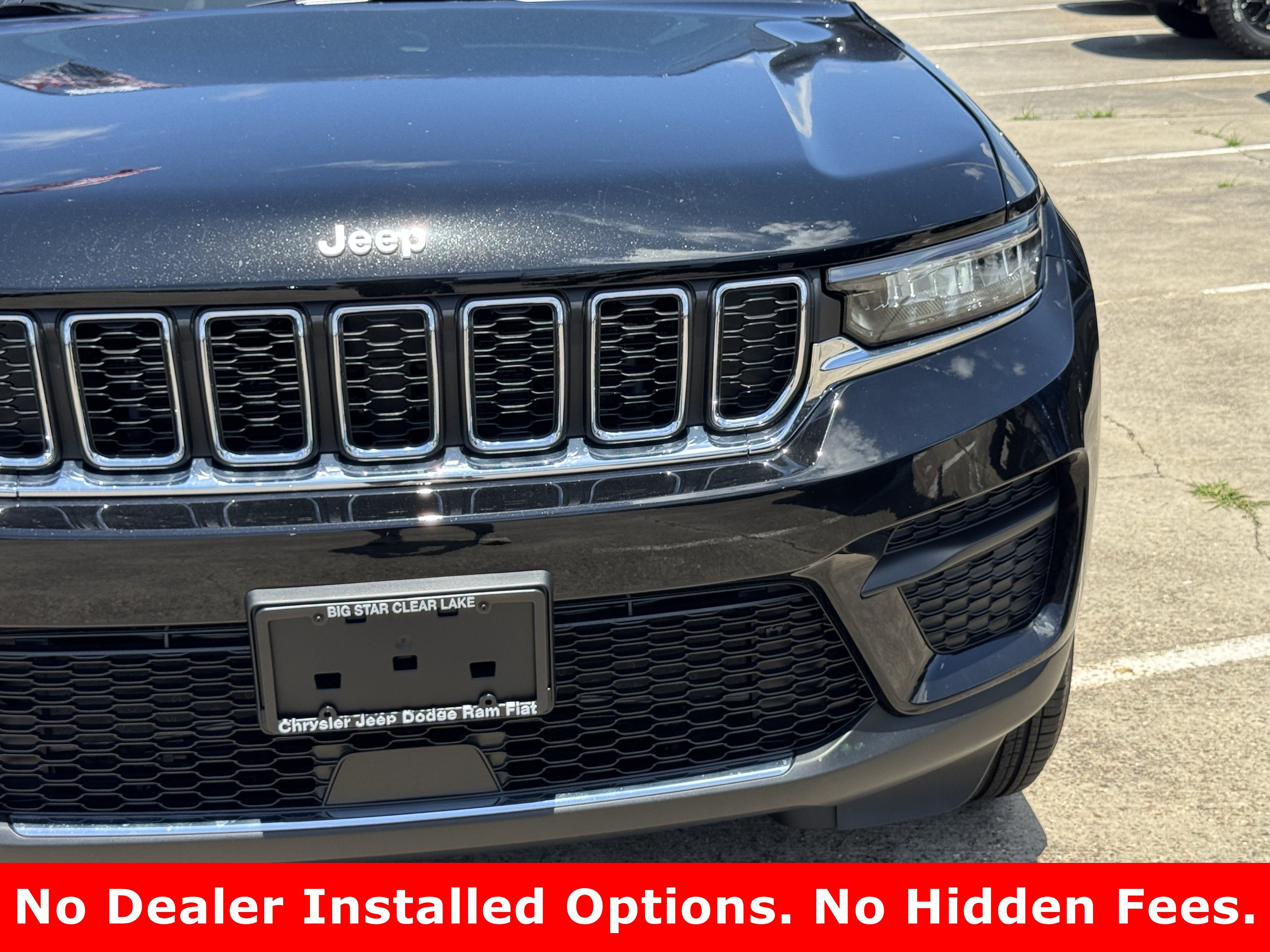 New 2026 Diamond Black Crystal Pearl-Coat Exterior Paint Jeep Laredo image 4