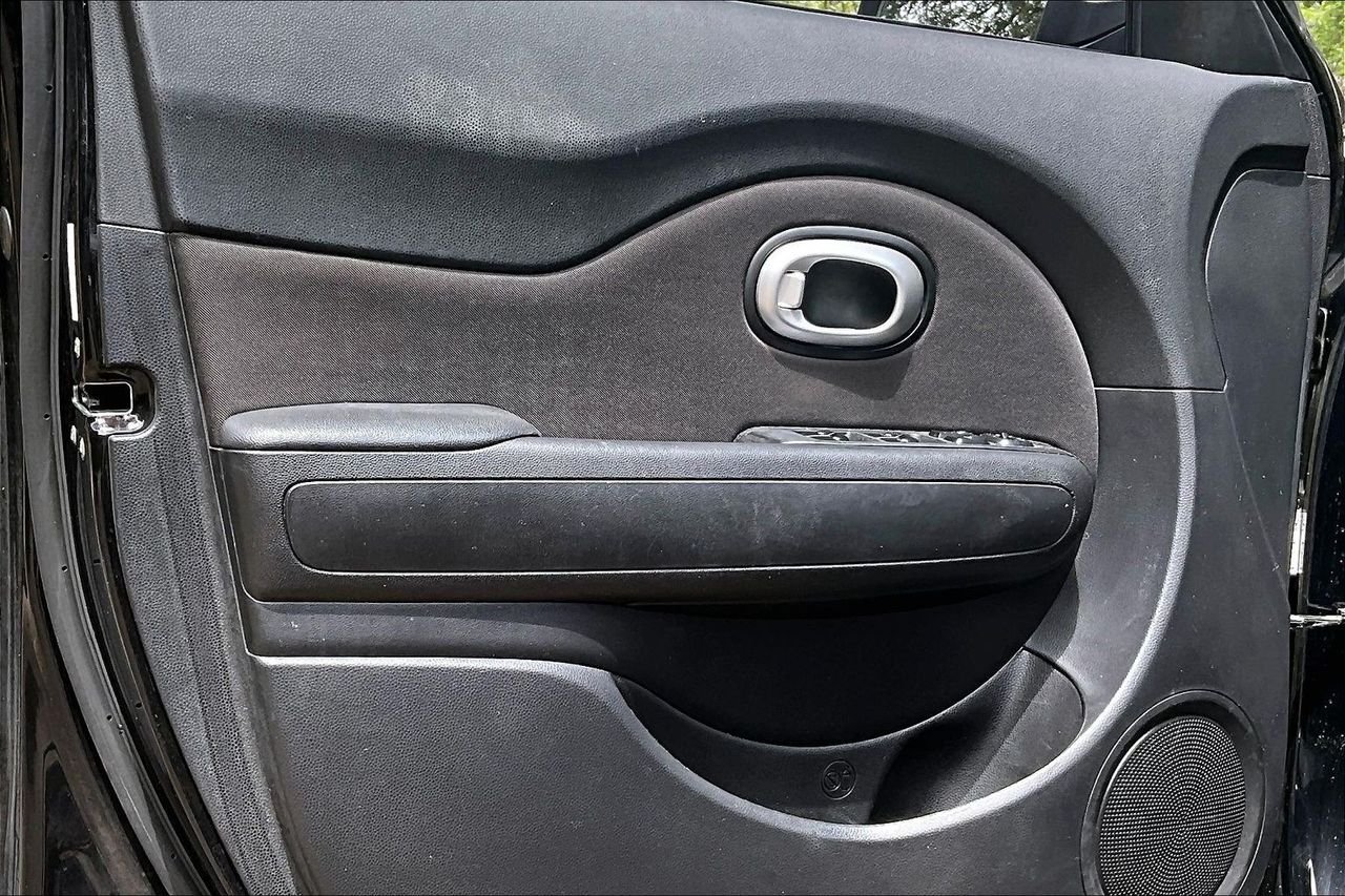 Used 2016 Black Kia Plus image 17