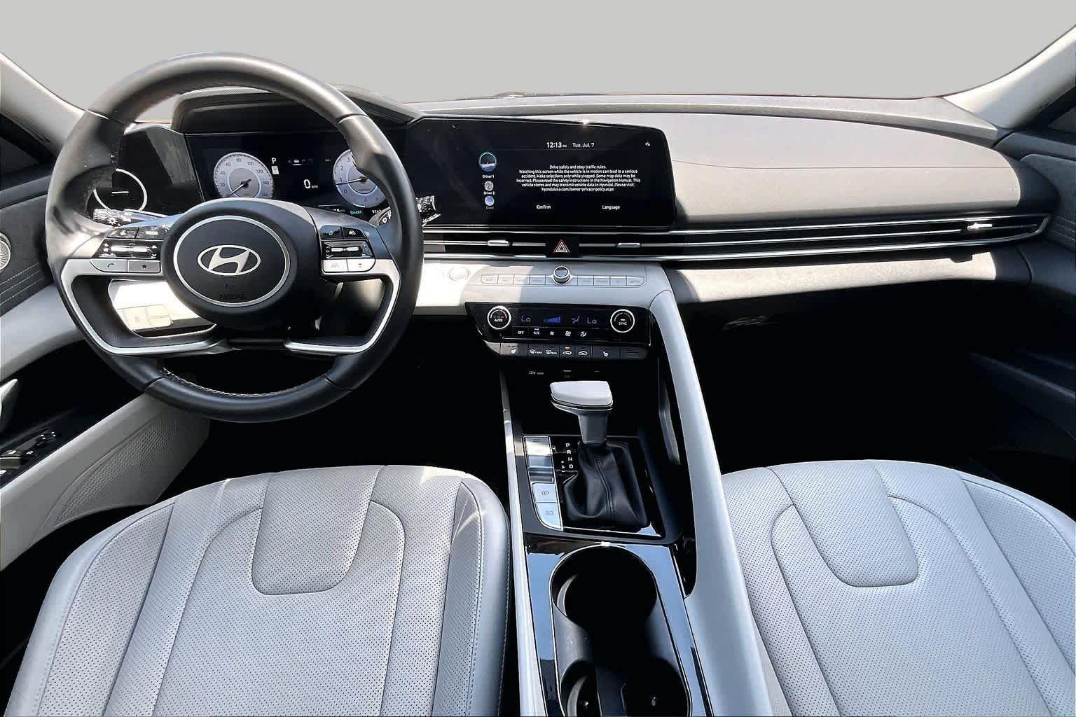 2025 Hyundai Elantra Limited - Photo 13