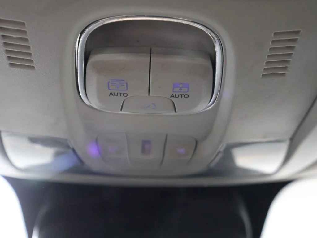 Used 2018 White Jeep Latitude image 43
