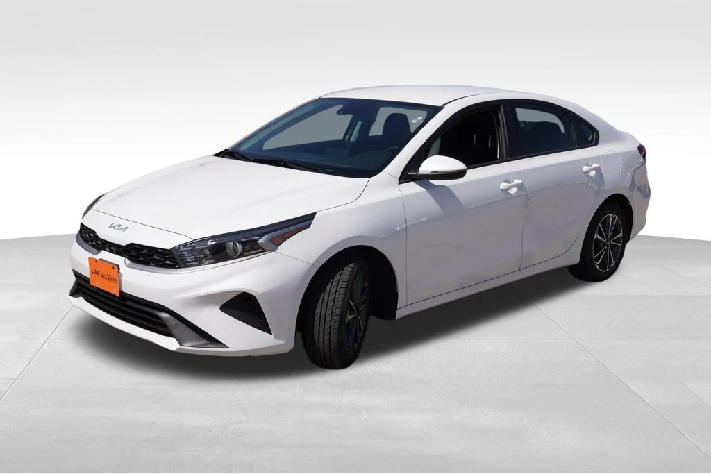Used 2023 Snow White Pearl Kia LXS image 11