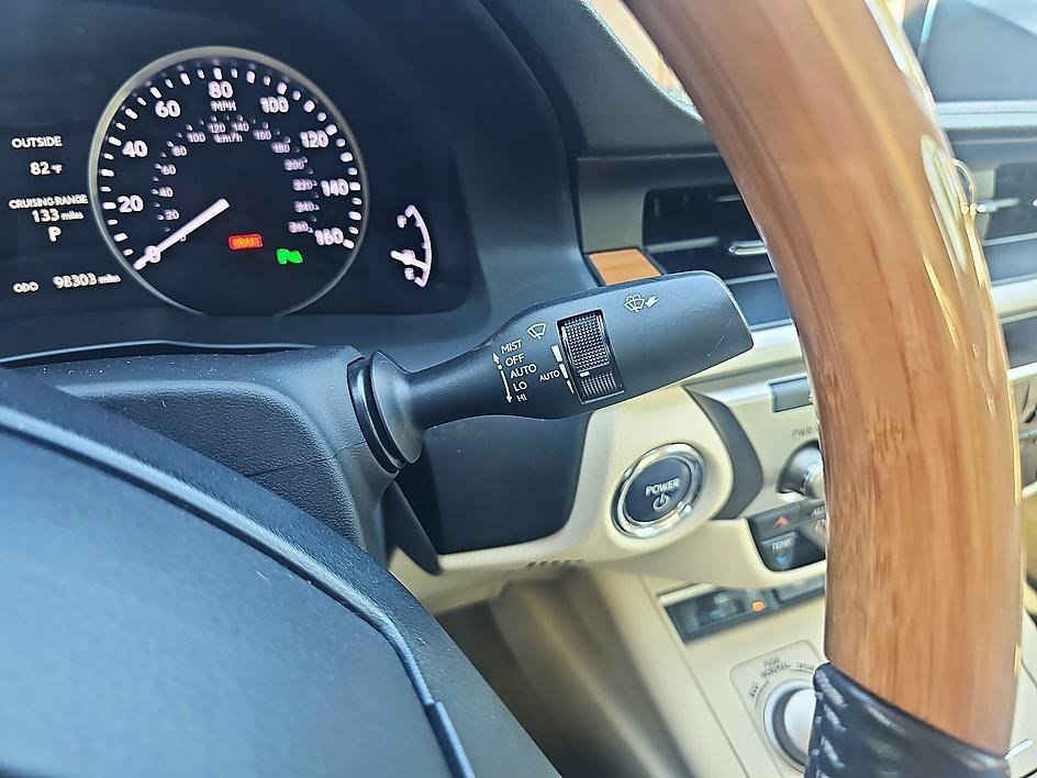 Used 2015 Starfire Pearl Lexus Hybrid image 20