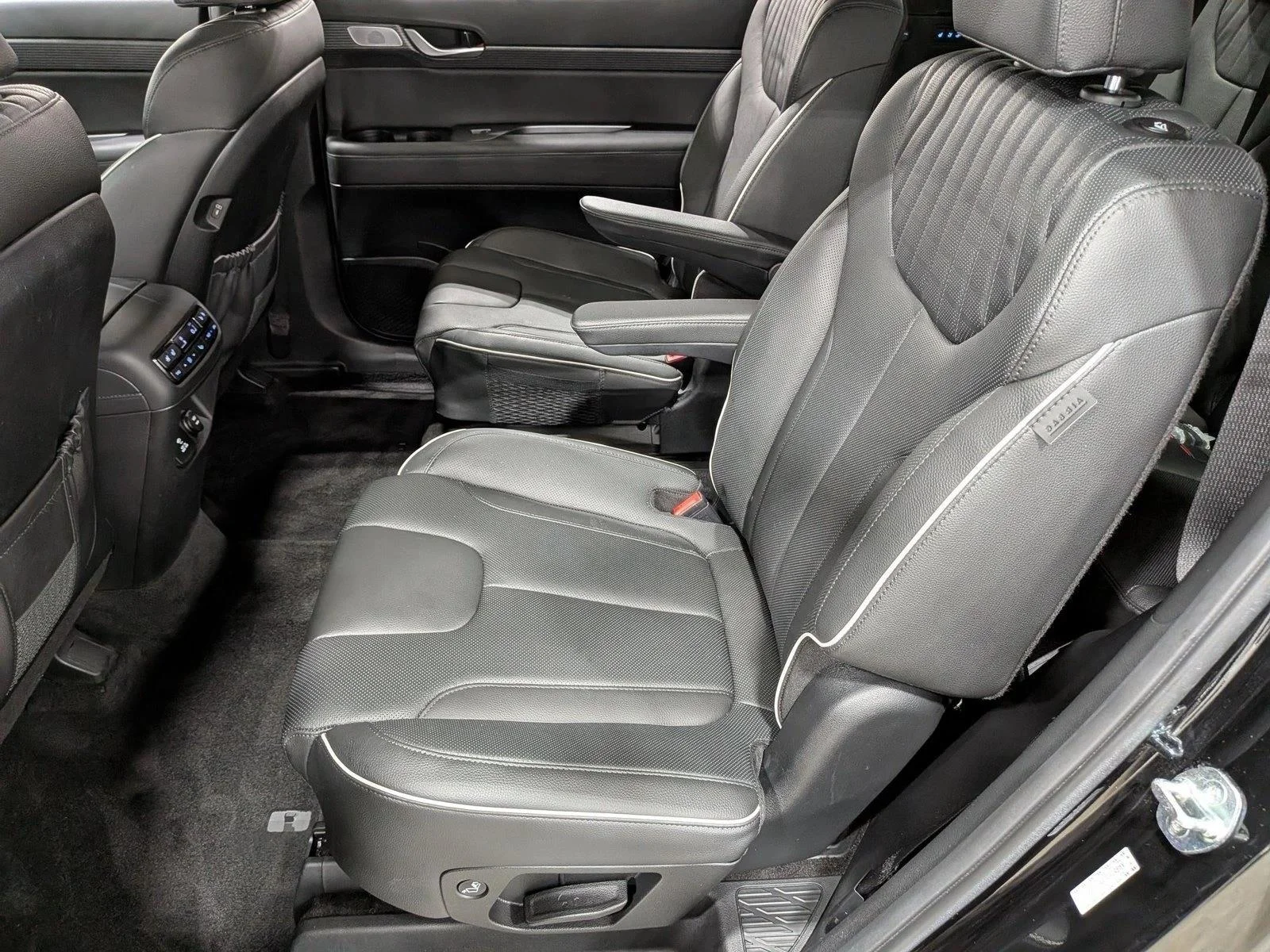 Used 2024 Abyss Black Pearl Hyundai Limited image 20