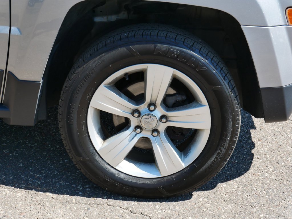 Used 2015 Silver Jeep Latitude image 7