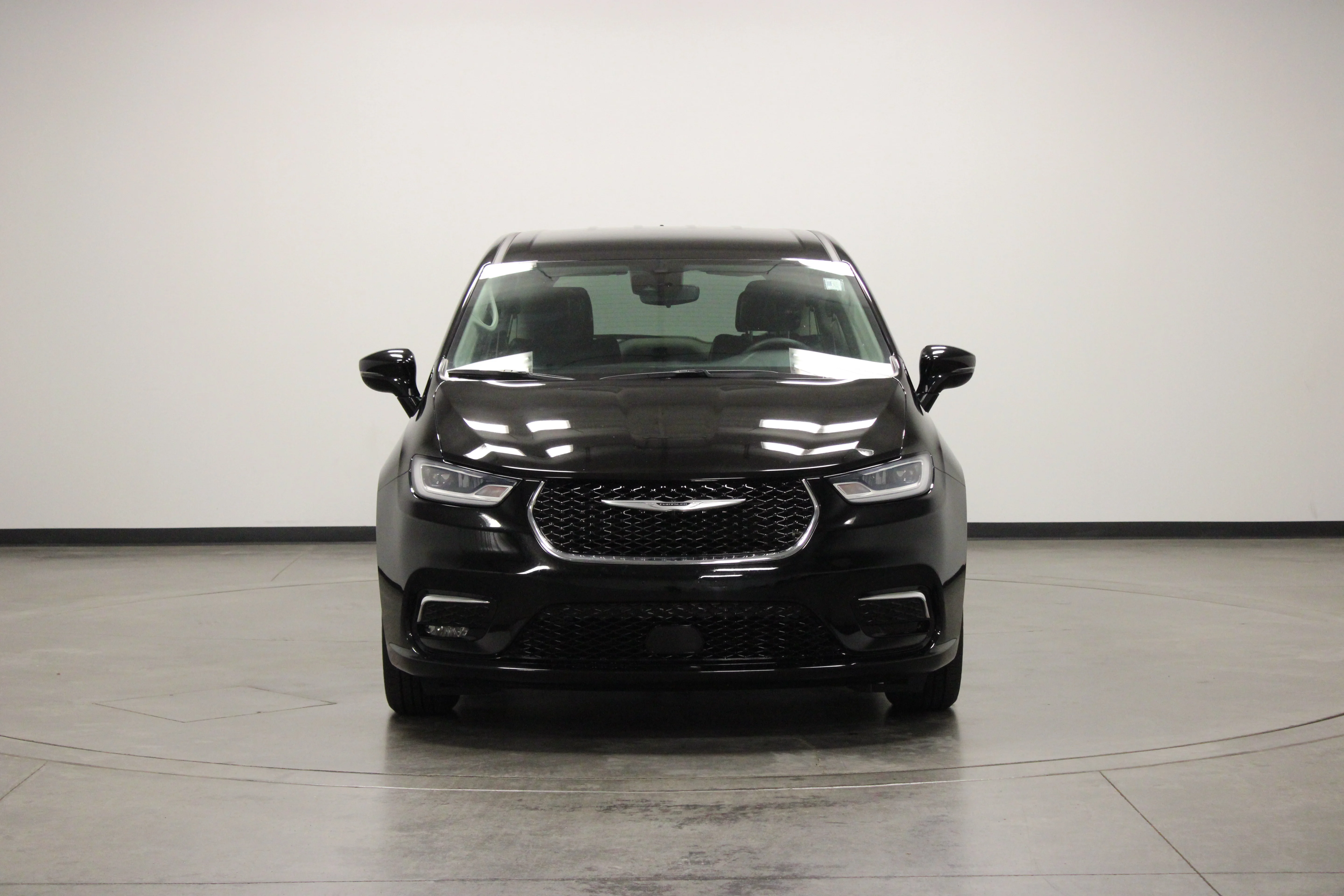 Used 2024 Diamond Black Crystal Pearlcoat Chrysler Touring L image 3