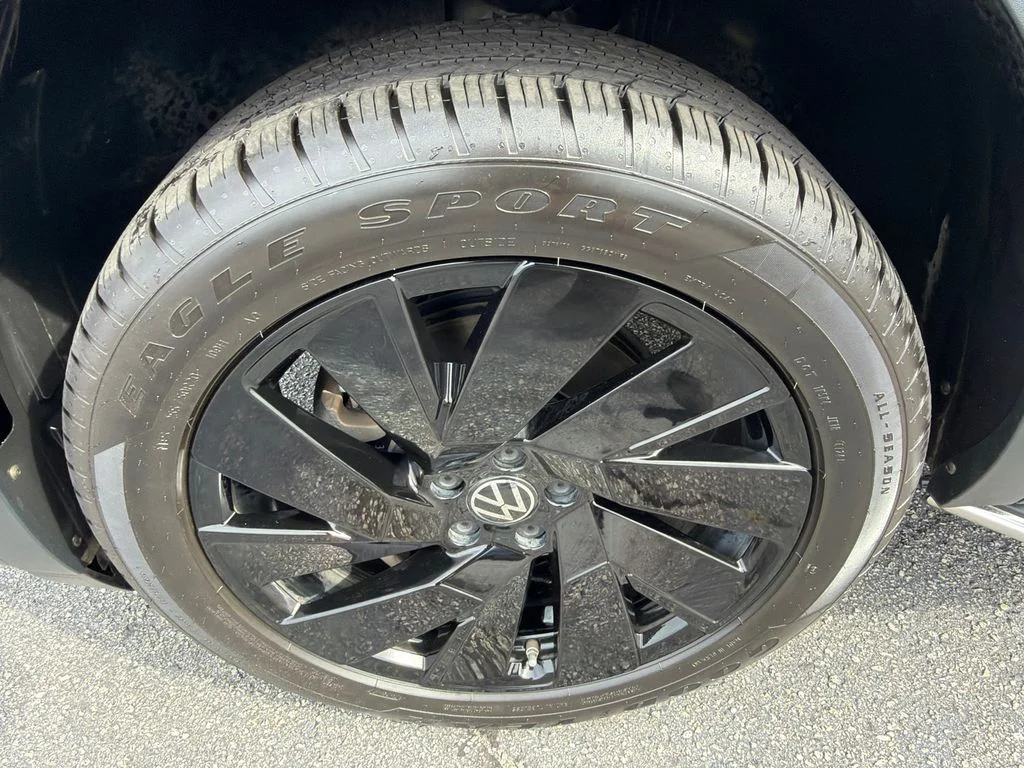 Used 2024  Volkswagen 2.0T SE w/Technology image 11