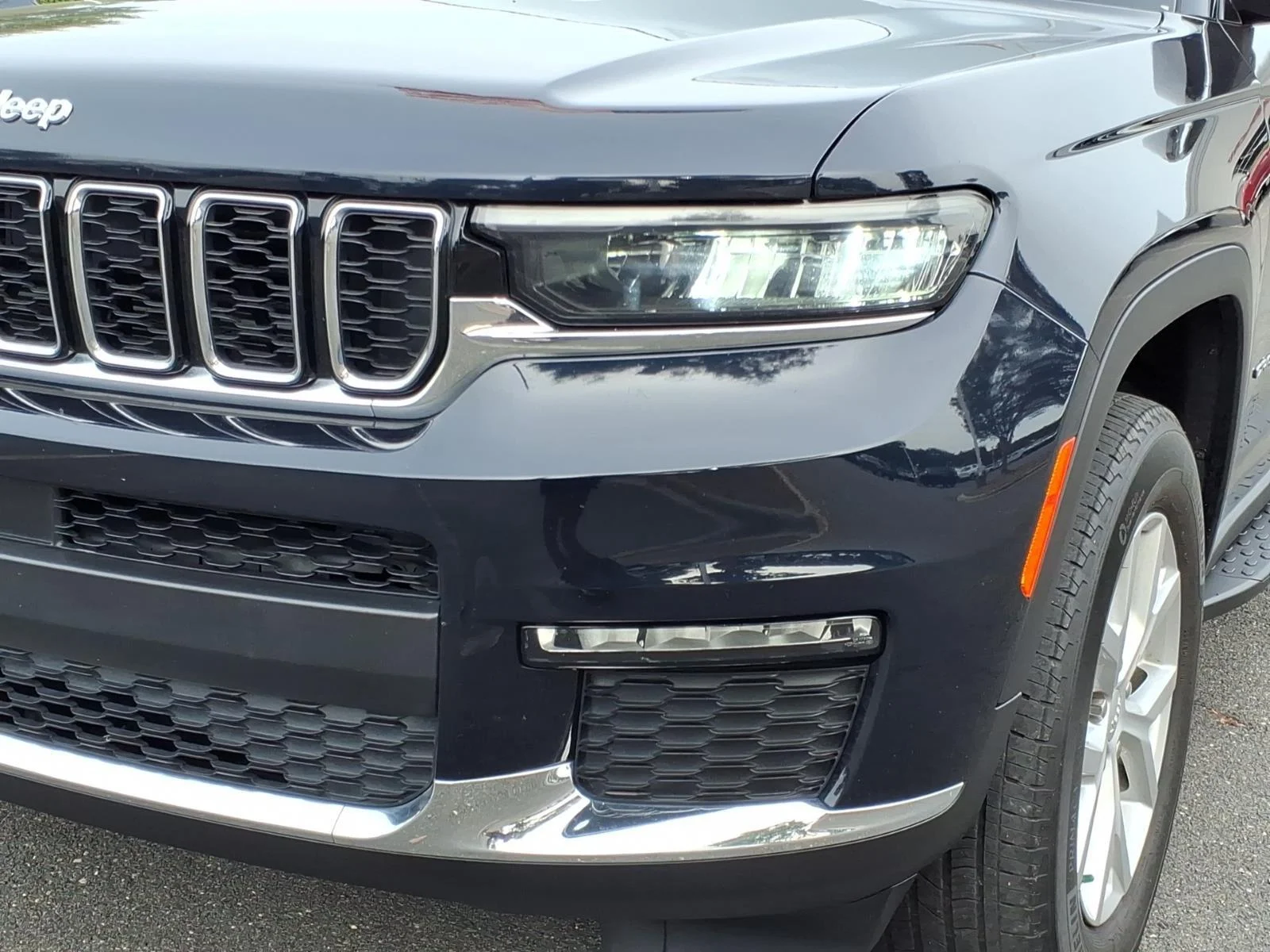 Used 2023 Midnight Sky Jeep Limited image 14