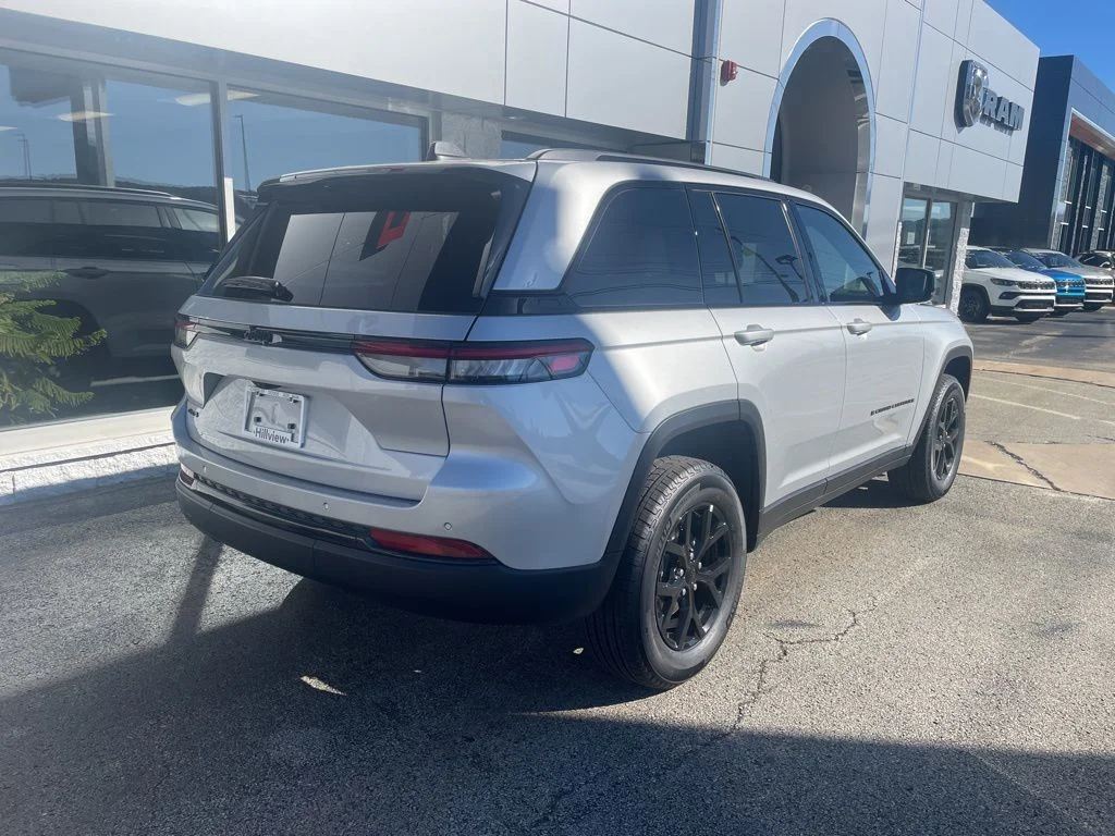New 2025 Silver Zynith Exterior Paint Jeep Altitude X image 9
