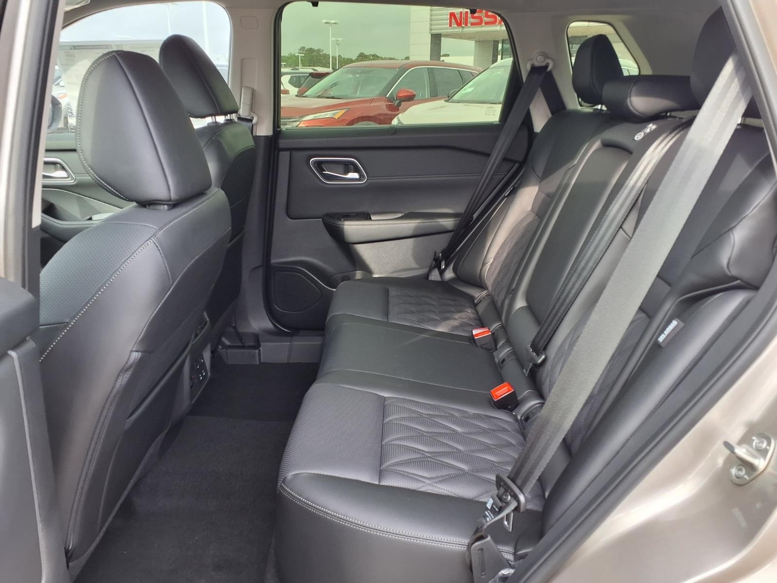 New 2026 Champagne Silver Metallic / Super Black Two-tone Nissan Platinum image 5