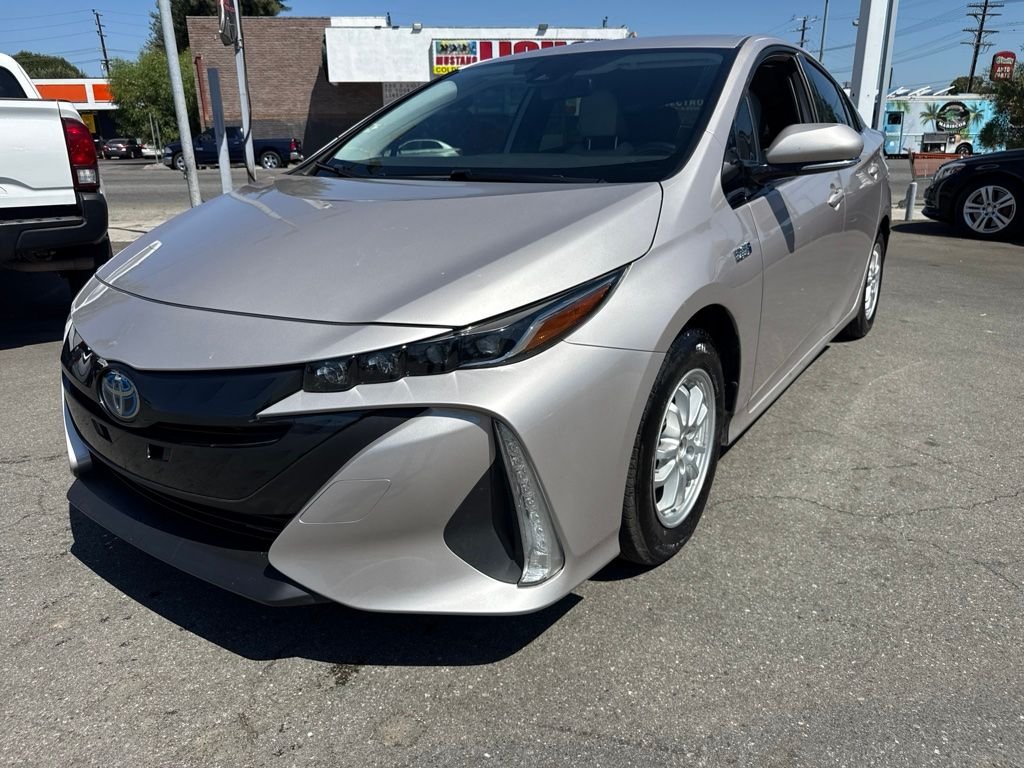 Used 2020 Silver Toyota XLE image 2
