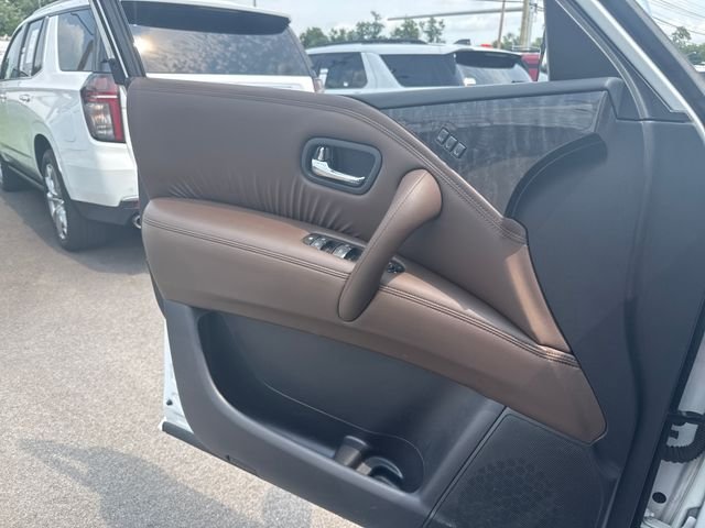 Used 2023 White Nissan Platinum image 12
