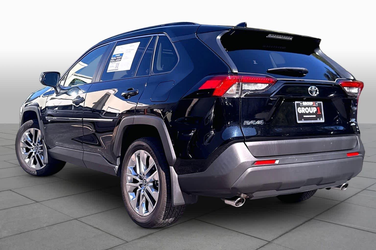 Used 2019 Midnight Black Metallic Toyota XLE Premium image 12