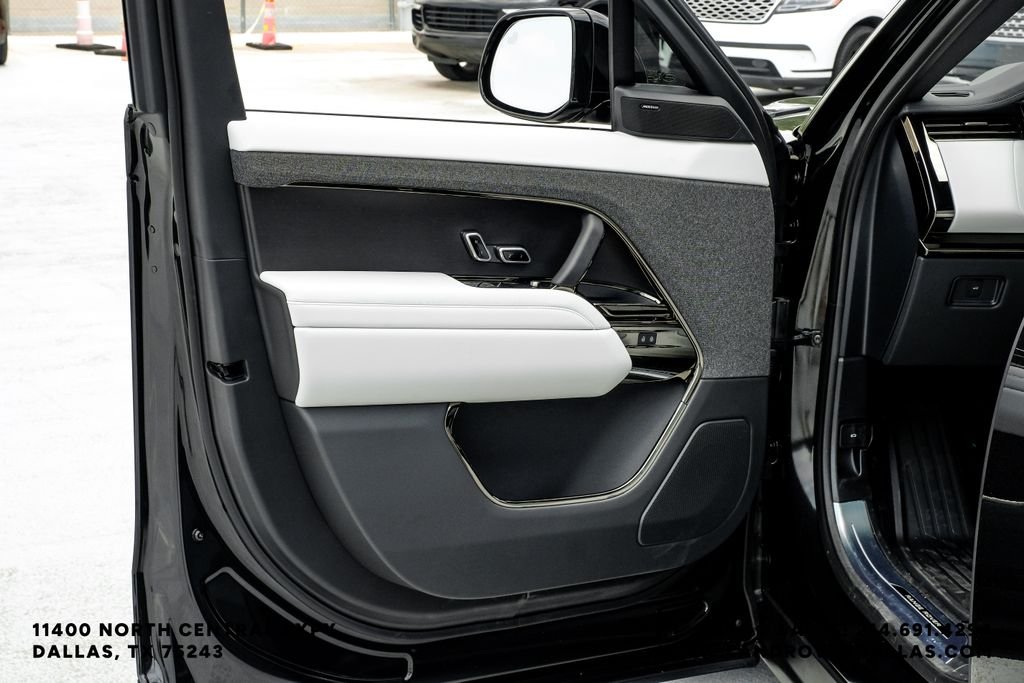 New 2026 Santorini Black Metallic Land Rover SE image 47