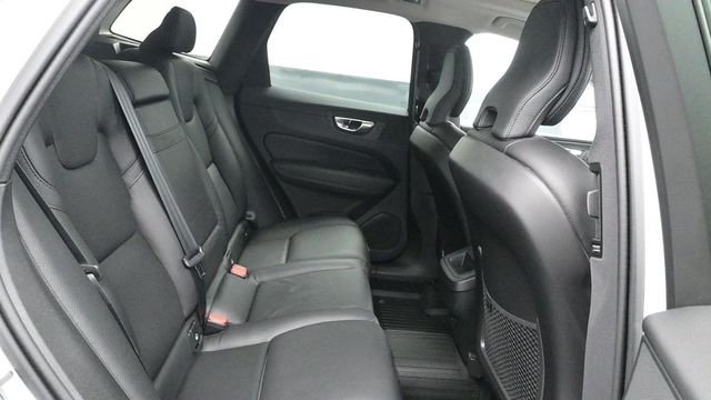 Used 2021 White Volvo T6 Momentum image 15