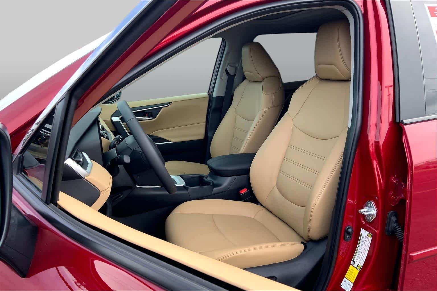 Used 2025 Ruby Flare Pearl Toyota XLE Premium image 8