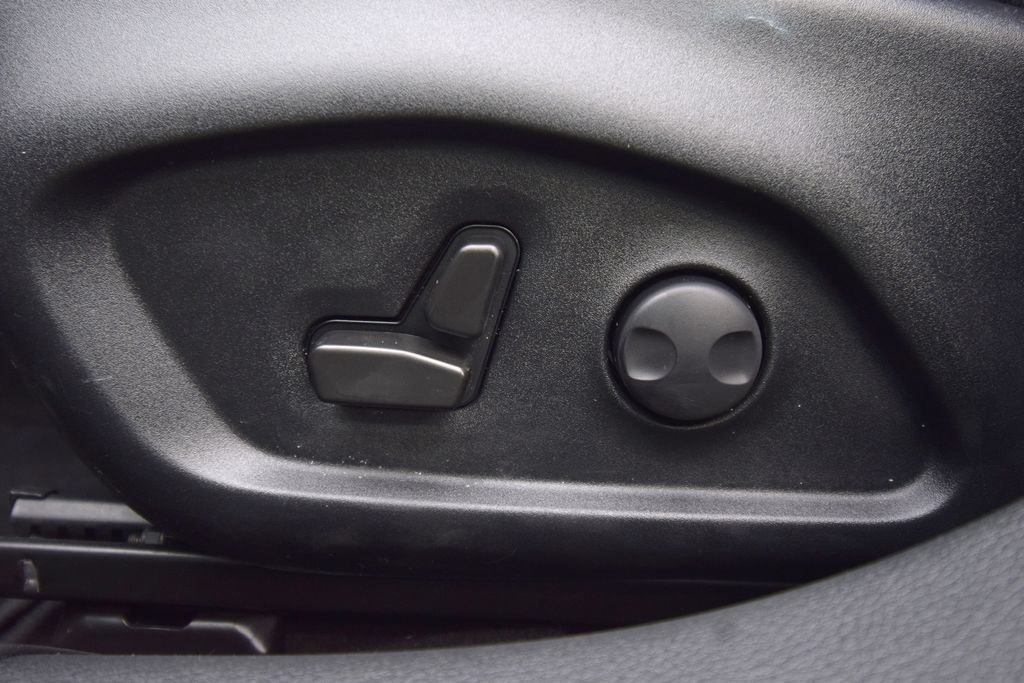 Used 2019 Granite Crystal Metallic Clearcoat Jeep Latitude image 24