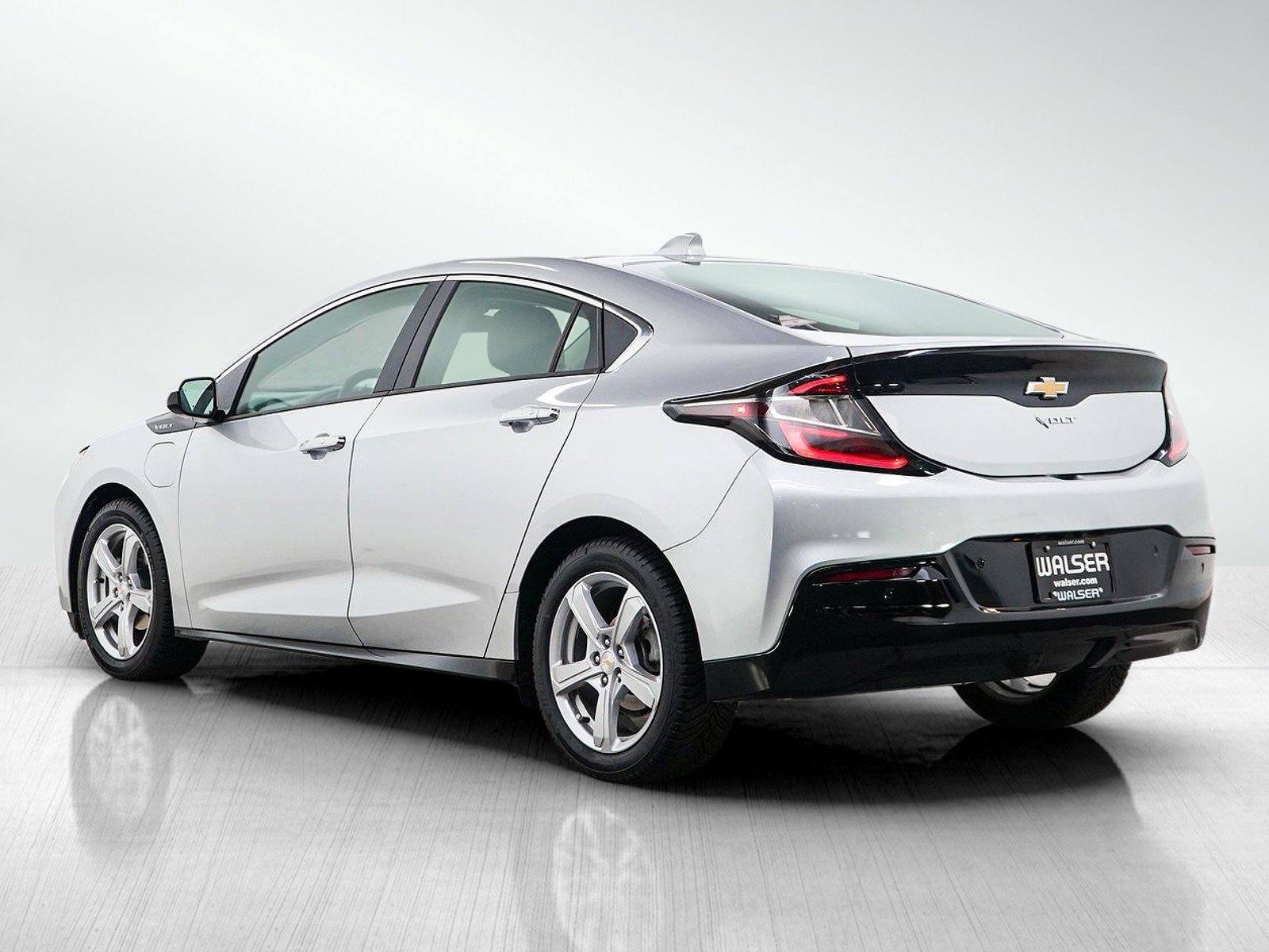 Used 2018 Silver Ice Metallic Chevrolet Lt image 3