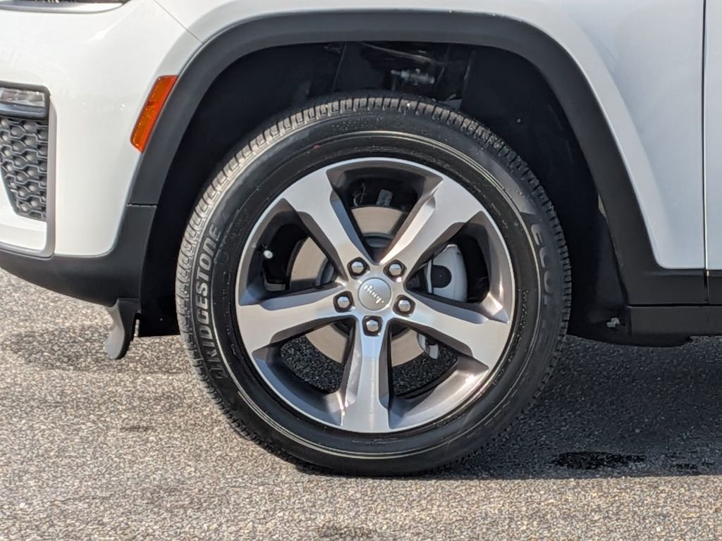 New 2026 Bright White Clear-Coat Exterior Paint Jeep Limited image 11