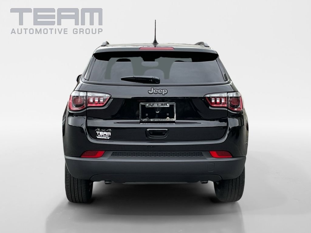 New 2026 Diamond Black Crystal Pearl-Coat Exterior Paint Jeep Latitude image 6