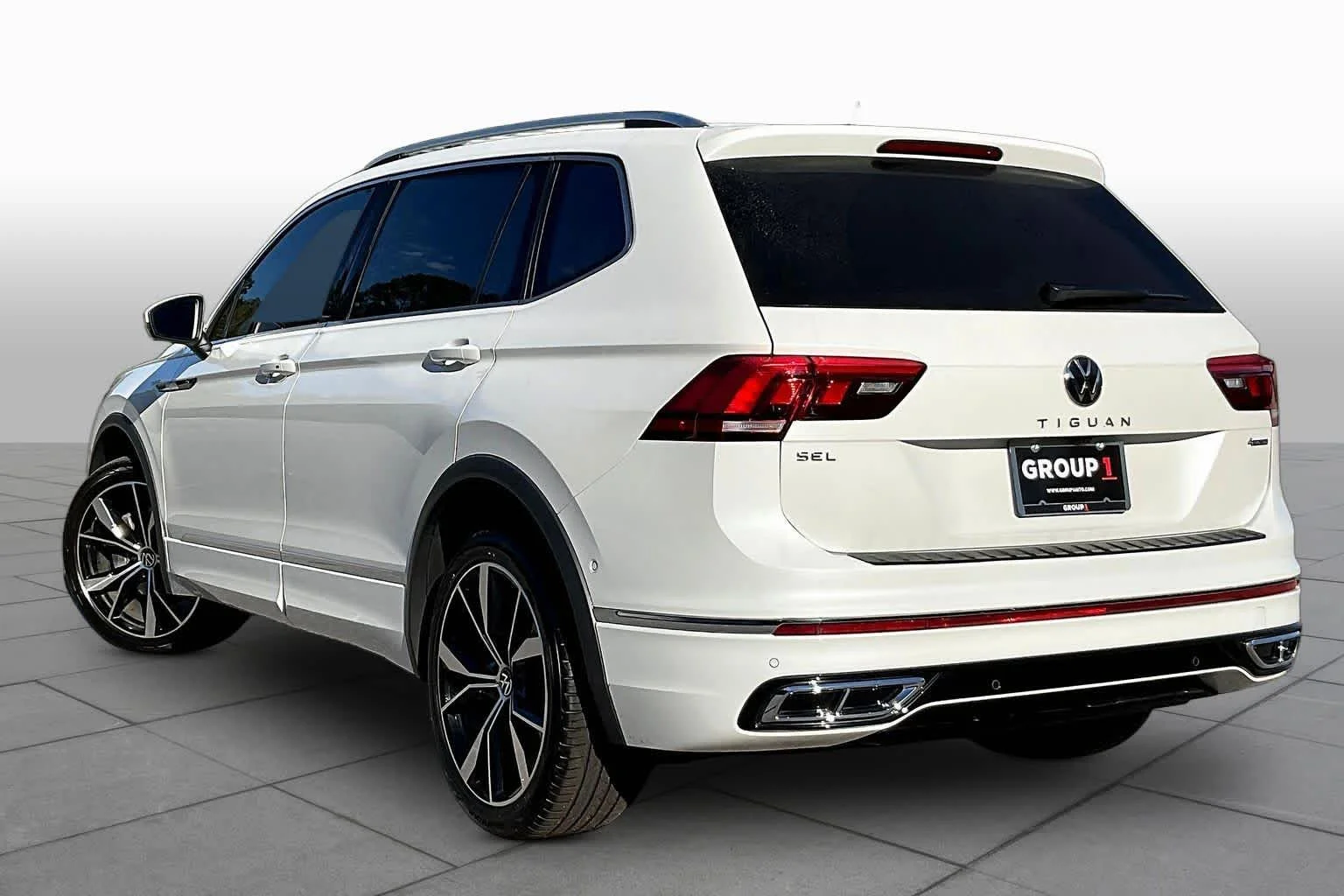 Used 2022 Oryx White Pearl Volkswagen SEL R-Line image 12