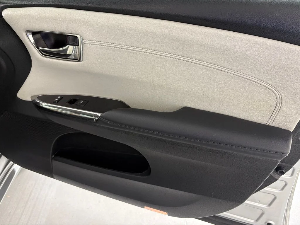 Used 2018 Silver Toyota XLE image 37
