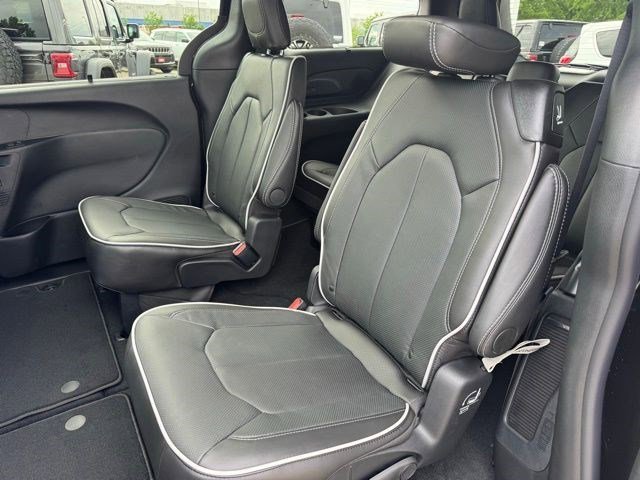 New 2027 Diamond Black Crystal Pearl-Coat Exterior Paint Chrysler Limited image 31