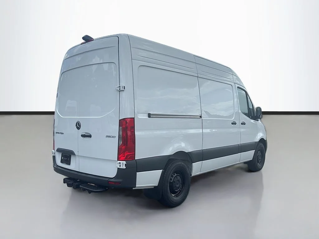 New 2025  Mercedes-Benz Cargo 144 WB image 3