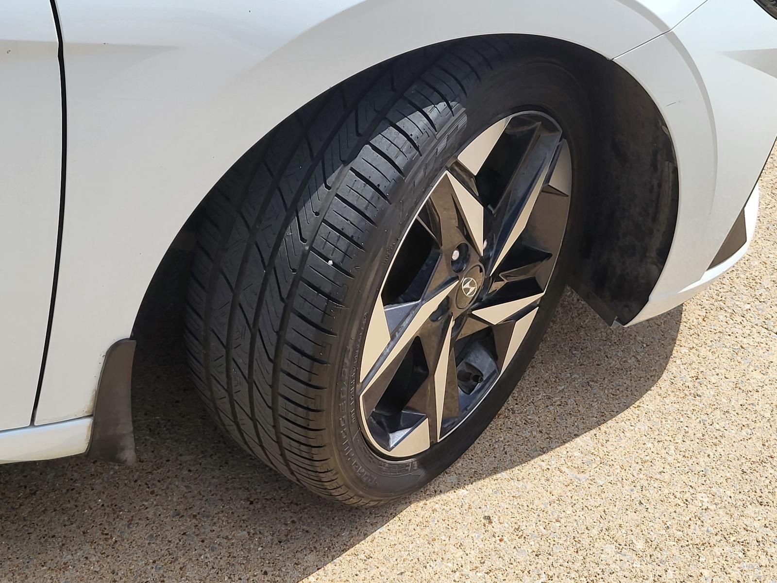 Used 2022 Quartz White Hyundai Limited image 5