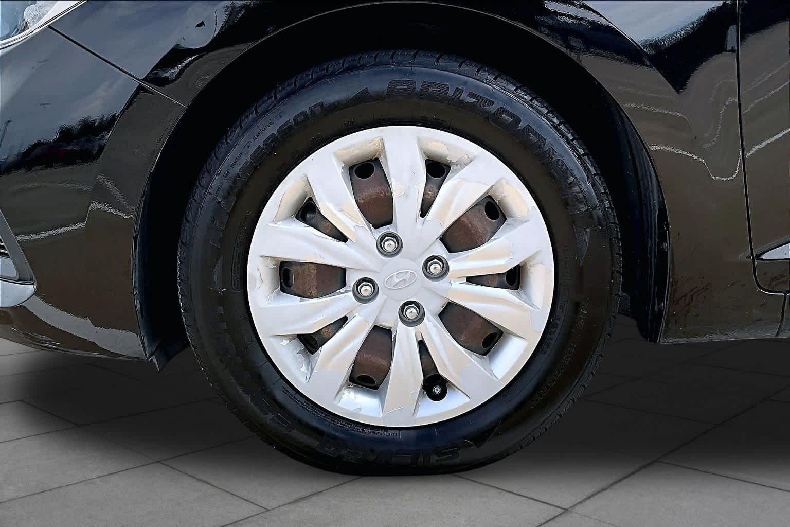Used 2021 Absolute Black Hyundai SE image 11