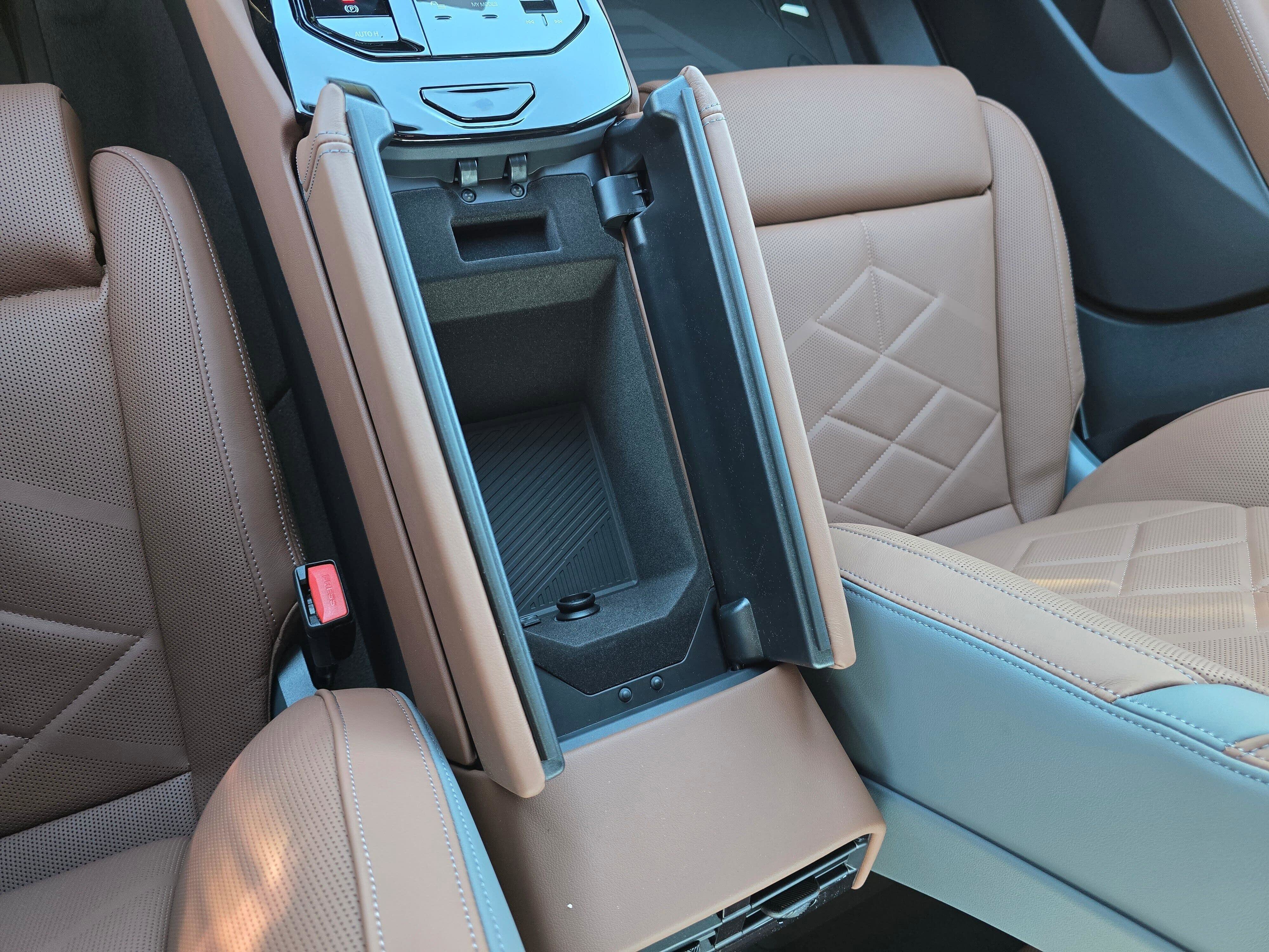 2026 BMW 5 Series 550e - Photo 24