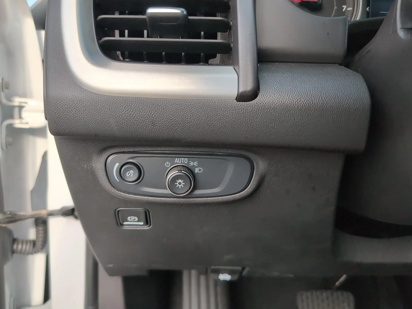 Used 2024 Summit White GMC SLE image 27