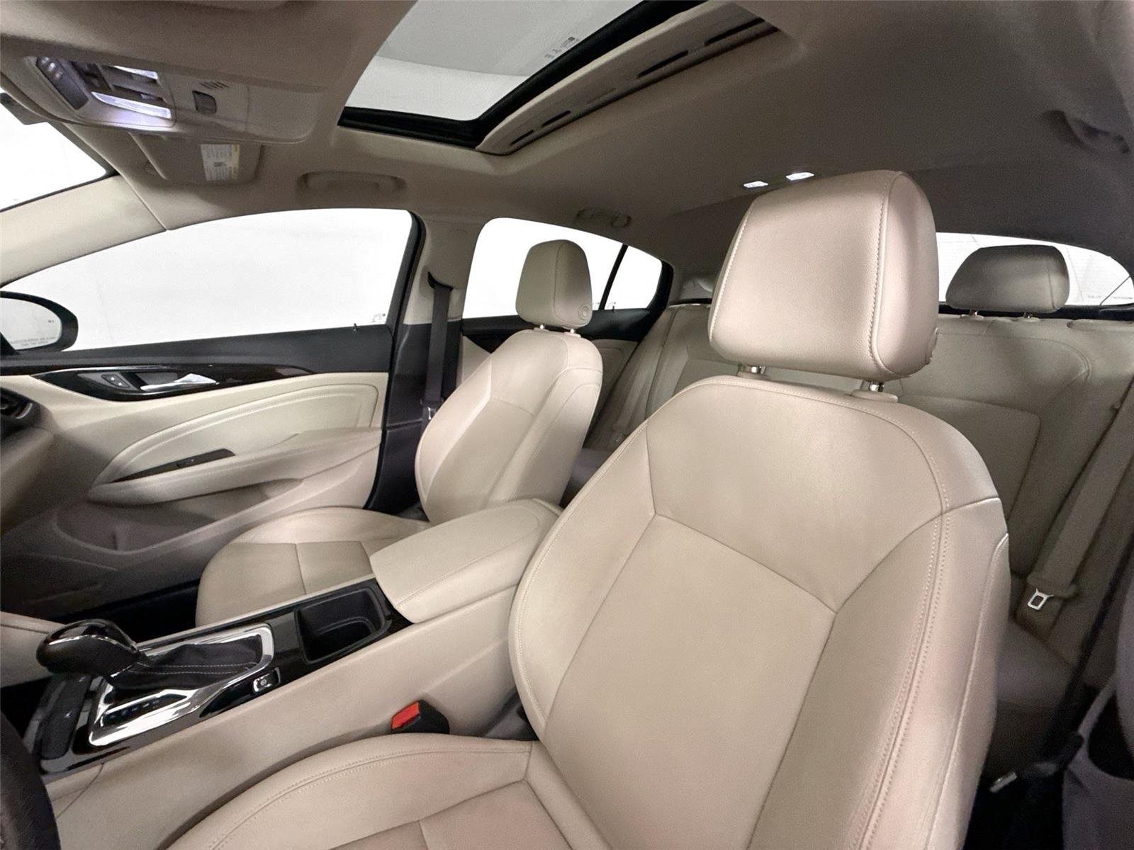 Used 2018 White Frost Tricoat Buick Essence image 3