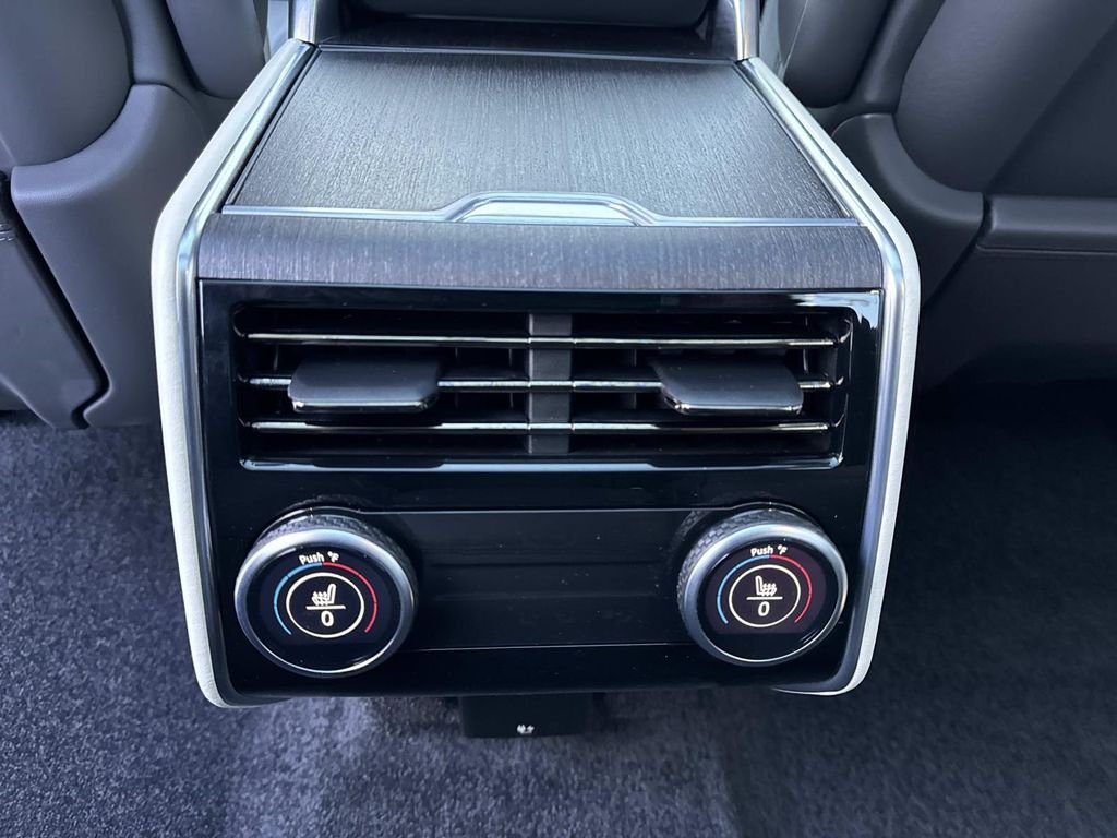 Certified Used 2024 Icy White SV Bespoke Special Effect Gloss Land Rover Autobiography image 17